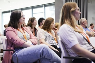 Bezoekers van Esri Connect volgen aandachtig een presentatie tijdens een sessie in het middagprogramma.