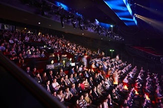 Volle zaal met bezoekers tijdens een plenaire sessie op Esri Connect, het jaarlijkse evenement van Esri Nederland.
