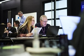 Deelnemers werken samen en wisselen kennis uit tijdens een interactieve summit van Esri Connect.